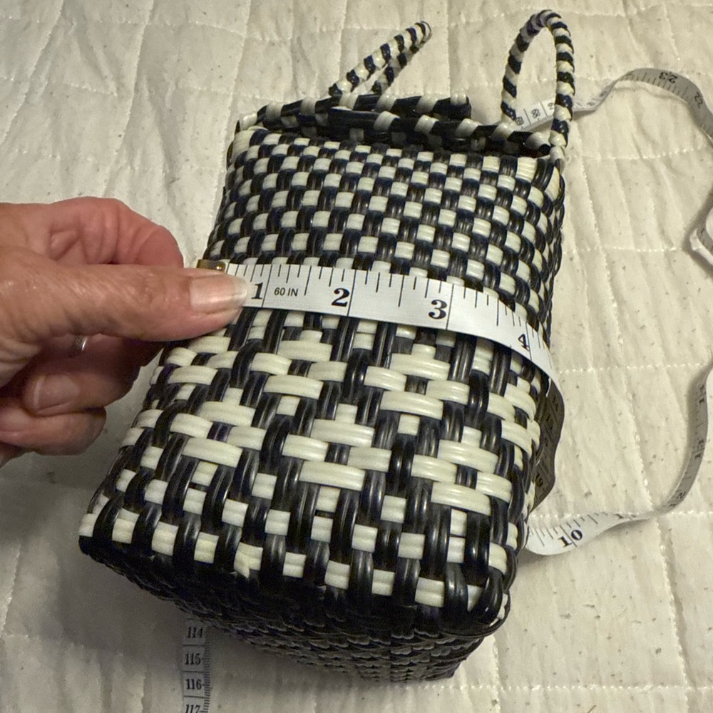 Stylish Black and White Woven Handbag - Picture 11 of 12